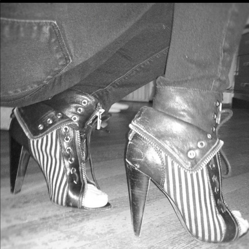 Freja laced zip boot